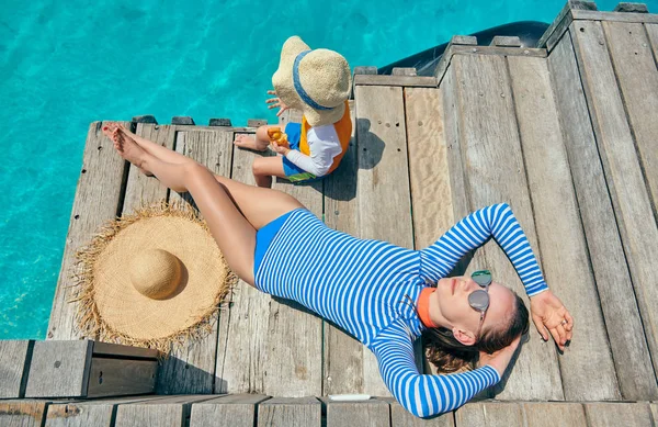 Niño Tres Años Con Madre Sentada Embarcadero Madera Vacaciones Familiares —  Fotos de Stock