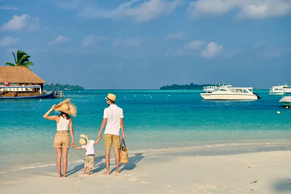 Familie Strand Junges Paar Mit Dreijährigem Jungen Sommerurlaub Auf Den — Stockfoto