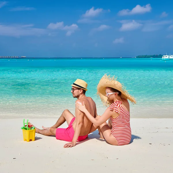 Jong Echt Paar Strand Vrouw Toepassen Van Zon Scherm Bescherming — Stockfoto