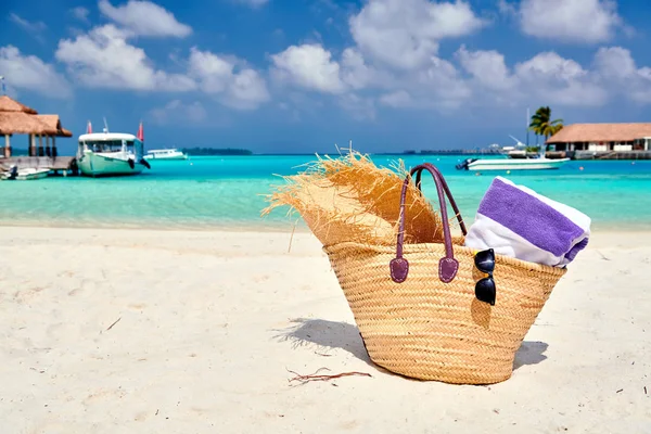 Stro Tas Met Hoed Handdoek Het Strand Zomer Vakantie Malediven — Stockfoto