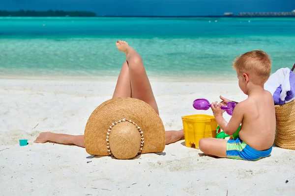 Família Praia Mulher Com Rapaz Três Anos Férias Verão Nas — Fotografia de Stock