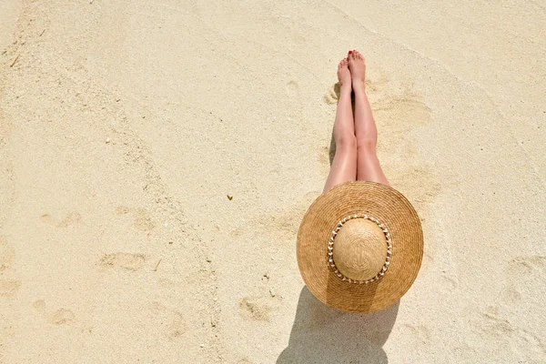 Donna Cappello Paglia Seduta Sulla Spiaggia Vista Dall Alto Vacanze — Foto Stock