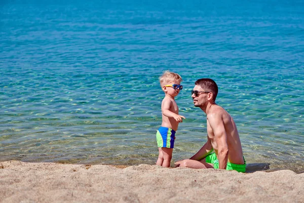 Δύο Χρονών Αγόρι Toddler Στην Παραλία Τον Πατέρα — Φωτογραφία Αρχείου