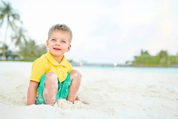 Трехлетний Мальчик Пляже Летний Семейный Отдых Мальдивах — стоковое фото