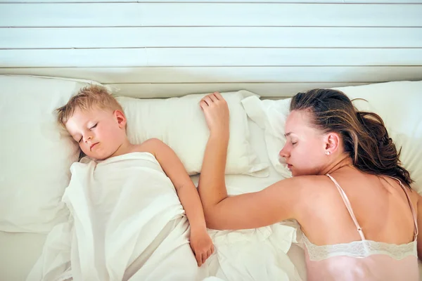 Tre Anni Bambino Ragazzo Dormire Cuscino Con Madre — Foto Stock