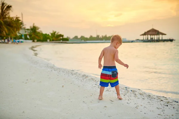 Трехлетний Мальчик Пляже Закате Летний Семейный Отдых Мальдивах — стоковое фото