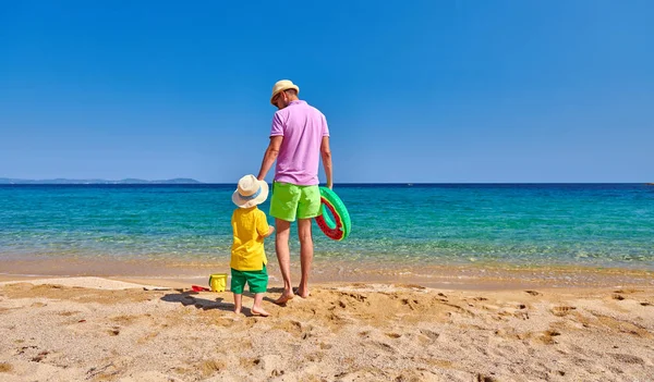 Yaşında Yürümeye Başlayan Çocuk Babası Şişme Yüzük Holding Ile Sahilde — Stok fotoğraf