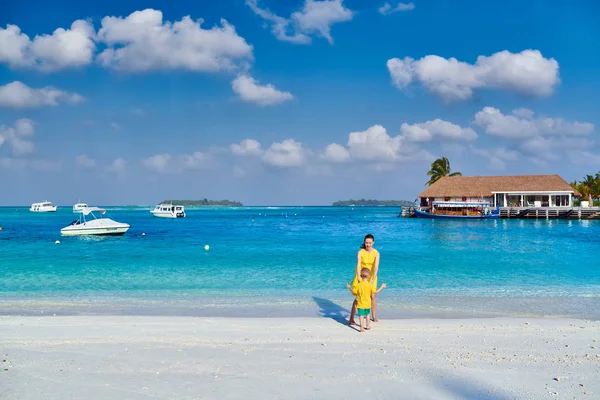 Tre Gamla Barn Pojke Stranden Med Mamma Sommaren Familjesemester Maldiverna — Stockfoto