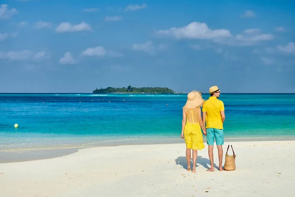 在热带海滩上穿黄色衣服的夫妇 在马尔代夫的暑假 — 图库照片
