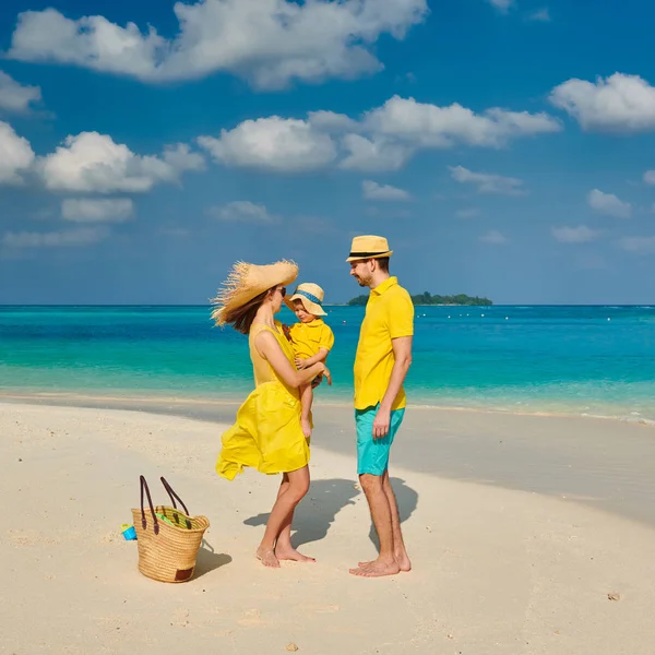 Familj Stranden Ungt Par Gult Med Treårig Pojke Sommarsemester Maldiverna — Stockfoto