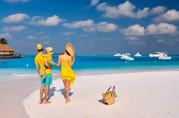 Famiglia Sulla Spiaggia Giovane Coppia Giallo Con Bambino Tre Anni — Foto Stock