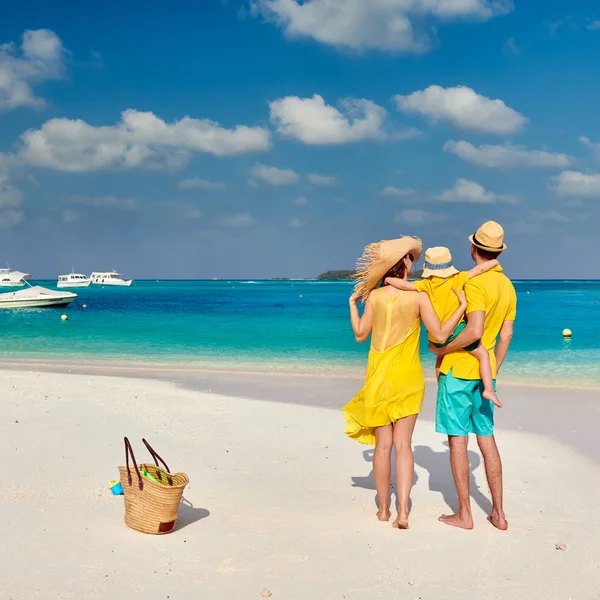 Gezin Het Strand Jong Stel Het Geel Met Drie Jaar — Stockfoto