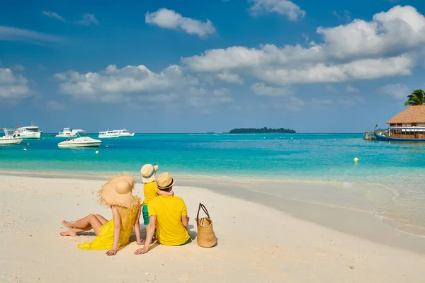 Сім Пляжі Молода Пара Жовтому Трирічним Хлопчиком Літня Відпустка Мальдівах — стокове фото