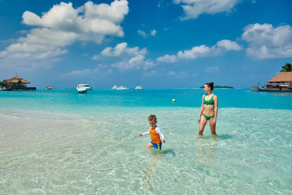 Dreijähriger Kleinkind Junge Strand Mit Mutter Die Sich Flachen Wasser — Stockfoto