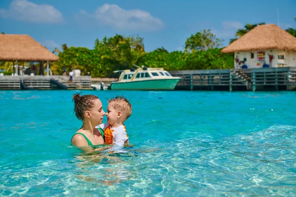 Dreijähriger Kleiner Junge Strand Eskimo Küsst Seine Mutter Sommer Familienurlaub — Stockfoto