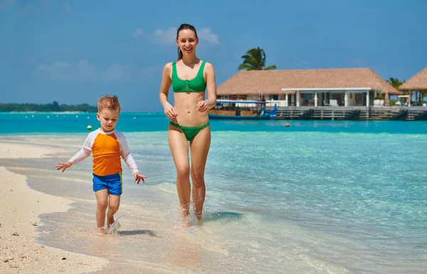 Dreijähriger Kleinkind Junge Läuft Mit Mutter Strand Sommer Familienurlaub Auf — Stockfoto