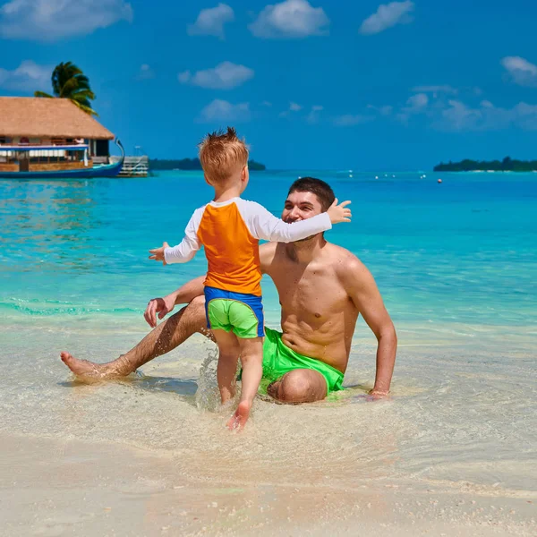 三岁小孩和父亲在海滩上 马尔代夫家庭暑假 — 图库照片
