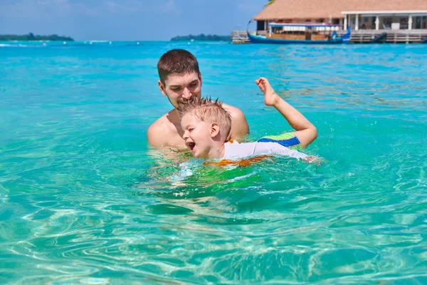 年間幼児少年の父親と一緒に泳ぐことを学び 夏家族でモルディブでの休暇 — ストック写真