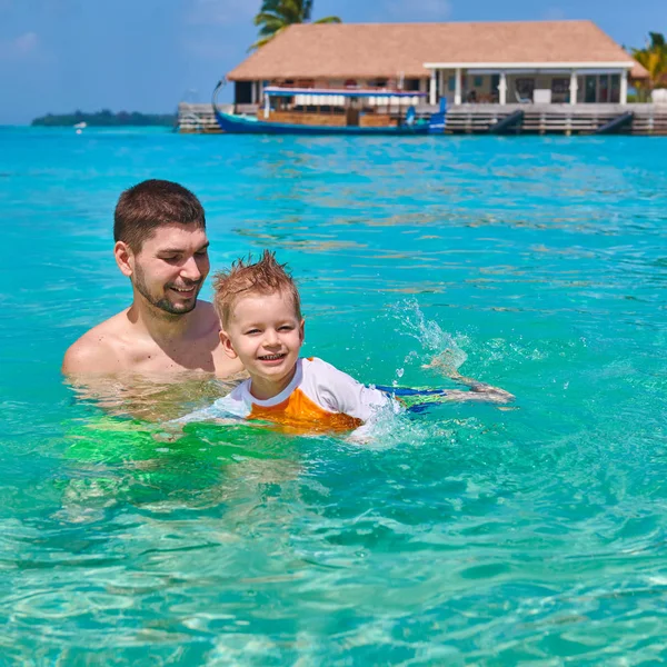 Niño Tres Años Aprende Nadar Con Padre Vacaciones Familiares Verano —  Fotos de Stock