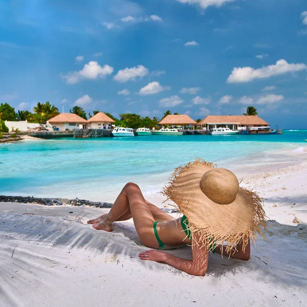 Mujer Sentada Playa Bajo Palmera Vacaciones Verano Maldivas —  Fotos de Stock