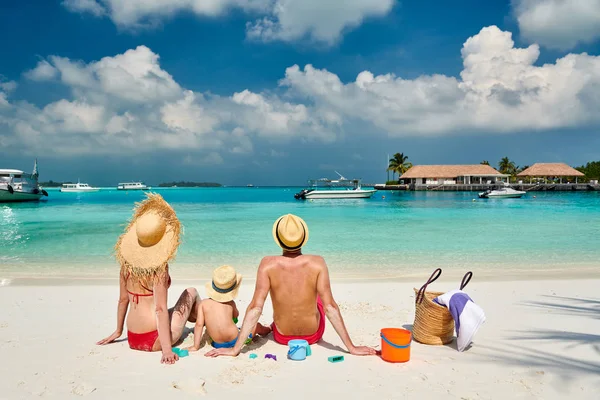 在海滩上的家人 和三岁男孩的年轻夫妇 在马尔代夫的暑假 — 图库照片