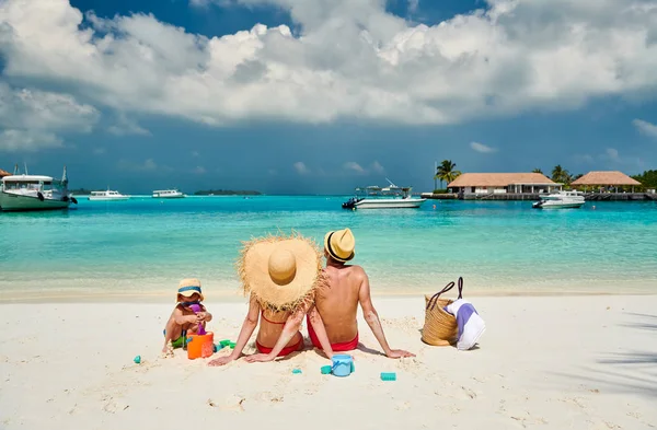 Familia Playa Pareja Joven Con Niño Tres Años Vacaciones Verano — Foto de Stock