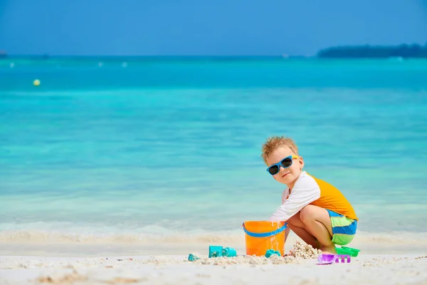 Menino Três Anos Brincando Com Brinquedos Praia Praia Férias Família — Fotografia de Stock