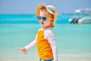 Üç yaşındaki yürümeye başlayan çocuk sahilde. Maldivler aile tatil yaz.