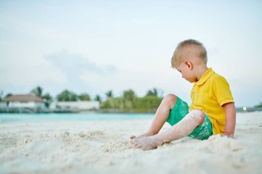 Üç yaşındaki yürümeye başlayan çocuk sahilde. Maldivler aile tatil yaz.