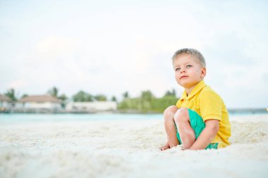 Üç yaşındaki yürümeye başlayan çocuk sahilde. Maldivler aile tatil yaz.
