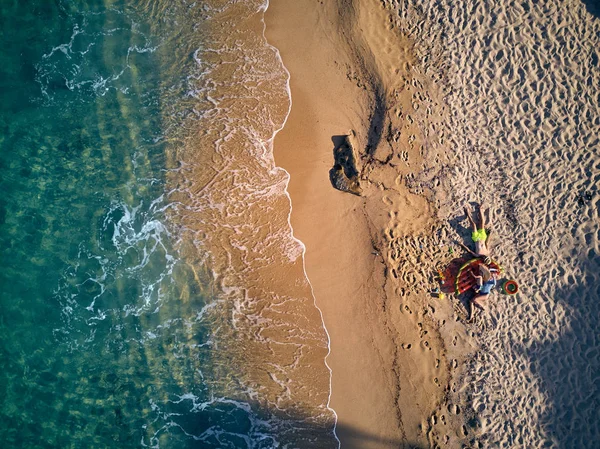 美丽的海滩与家庭顶部鸟瞰飞机拍摄 锡索尼亚 — 图库照片