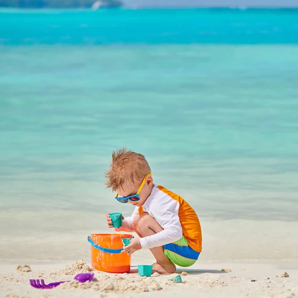 Трехлетний Мальчик Играет Пляжными Игрушками Пляже Летний Семейный Отдых Мальдивах — стоковое фото