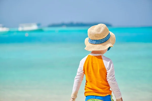 ビーチで 歳の幼児の男の子 夏家族でモルディブでの休暇 — ストック写真