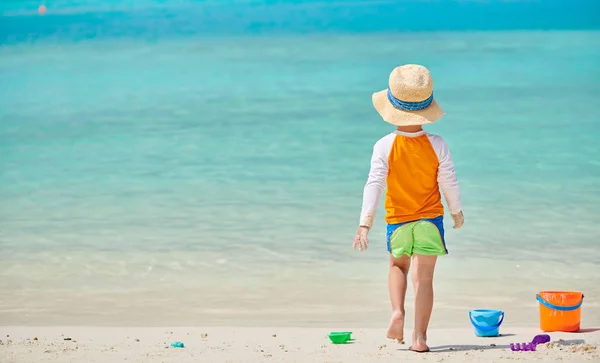 歳幼児少年がビーチでビーチおもちゃで遊んで 夏家族でモルディブでの休暇 — ストック写真