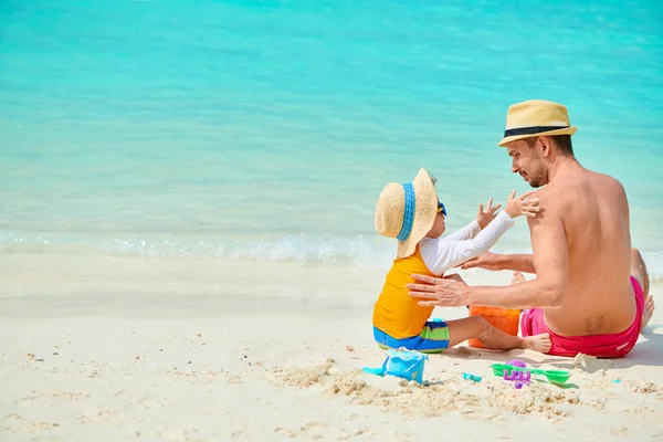 Menino Três Anos Praia Com Pai Férias Família Verão Nas — Fotografia de Stock