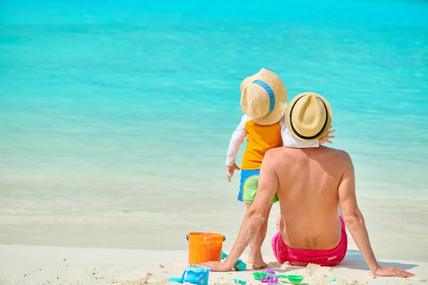 父親と一緒にビーチで3歳の幼児の男の子 モルディブでの夏休み — ストック写真