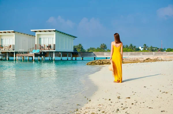 Женщина Платье Гуляет Тропическому Пляжу Летние Каникулы Мальдивах — стоковое фото