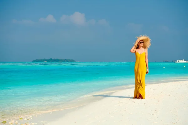 女性のドレスで熱帯のビーチを歩く モルディブでの夏休み — ストック写真