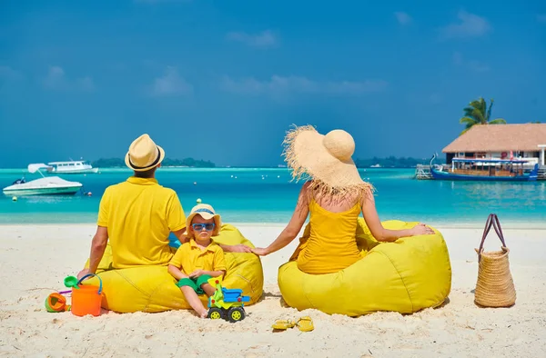 Familia Playa Pareja Joven Amarillo Con Niño Tres Años Vacaciones —  Fotos de Stock