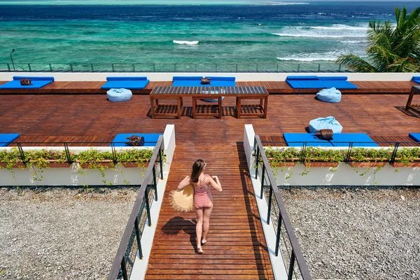 Mujer Traje Baño Rayas Rojas Una Sola Pieza Caminando Terraza — Foto de Stock