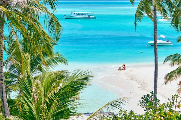 Niño Tres Años Playa Con Madre Vacaciones Familiares Verano Maldivas —  Fotos de Stock