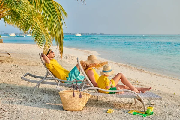 Сім Пляжі Молода Пара Жовтому Трирічним Хлопчиком Літня Відпустка Мальдівах — стокове фото