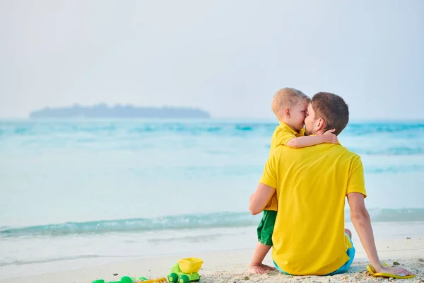 Niño Tres Años Playa Con Padre Vacaciones Familiares Verano Maldivas — Foto de Stock