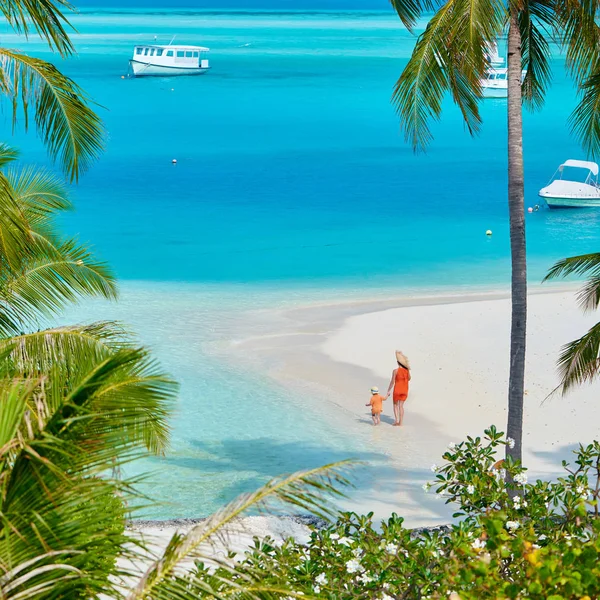 Tre Gamla Barn Pojke Stranden Med Mamma Sommaren Familjesemester Maldiverna — Stockfoto