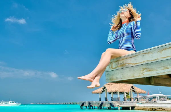 Donna Seduta Sul Pontile Legno Della Spiaggia Vacanze Estive Alle — Foto Stock