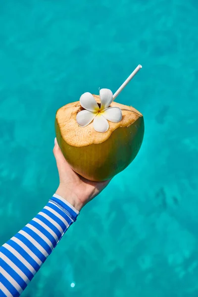Kokosový Ořech Ruce Proti Tyrkysově Moři Letní Prázdniny Maledivách — Stock fotografie