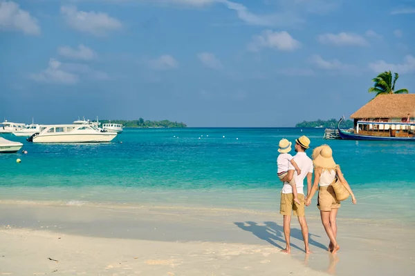 在海滩上的家人 和三岁男孩的年轻夫妇 在马尔代夫的暑假 — 图库照片
