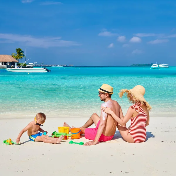 Familj Stranden Ungt Par Med Treårig Pojke Kvinna Tillämpa Solskydd — Stockfoto