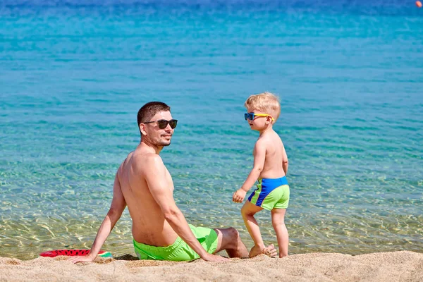Dwuletni Chłopiec Malucha Plaży Ojcem — Zdjęcie stockowe