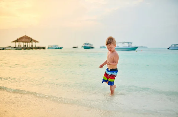 Három Éves Kisgyermek Fiú Tengerparton Naplementekor Családi Nyaralás Maldív Szigetek — Stock Fotó